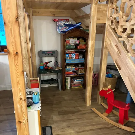 Obok Dziadka W Okolicy Czarnej Góry Willa *